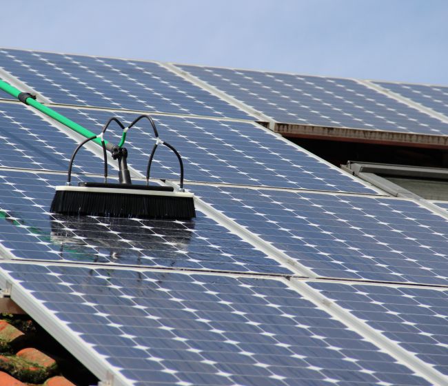 Service für Firmen: Photovoltaik Reinigung