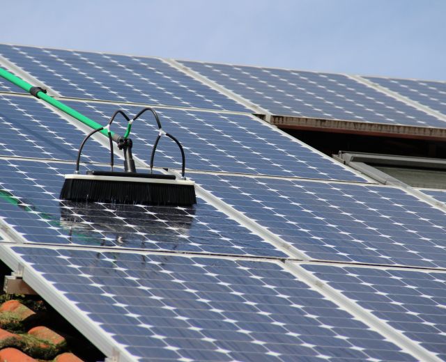 Wie werden Photovoltaikanlagen gereinigt?