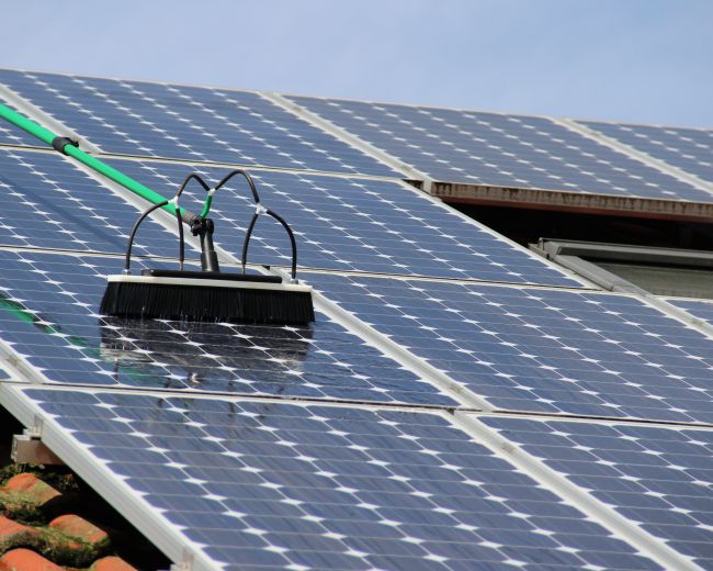 Service für Firmen: Photovoltaik Reinigung